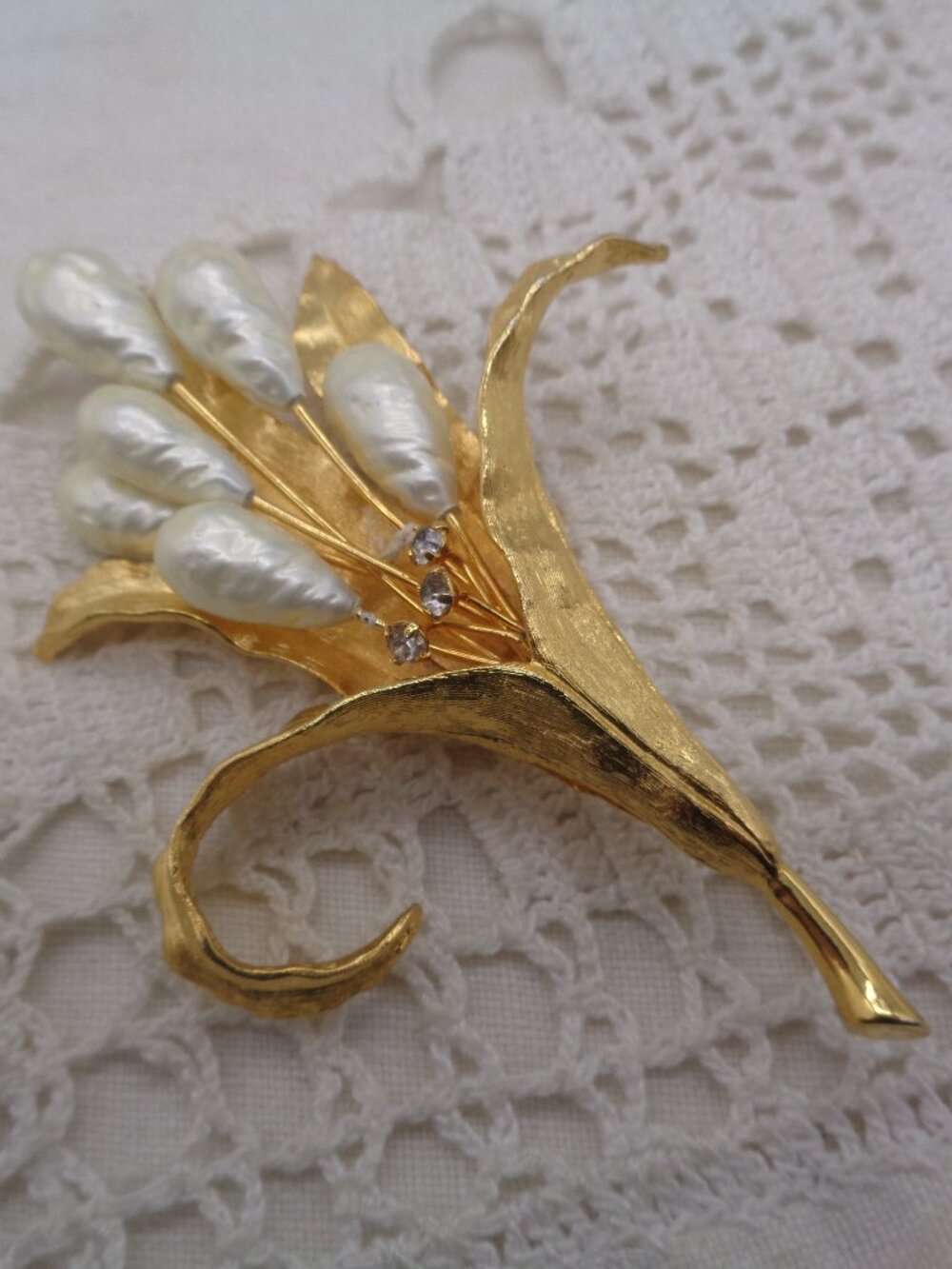 Vintage KRAMER Large Gold Tone & Faux Baroque Pearls Cattails BROOCH